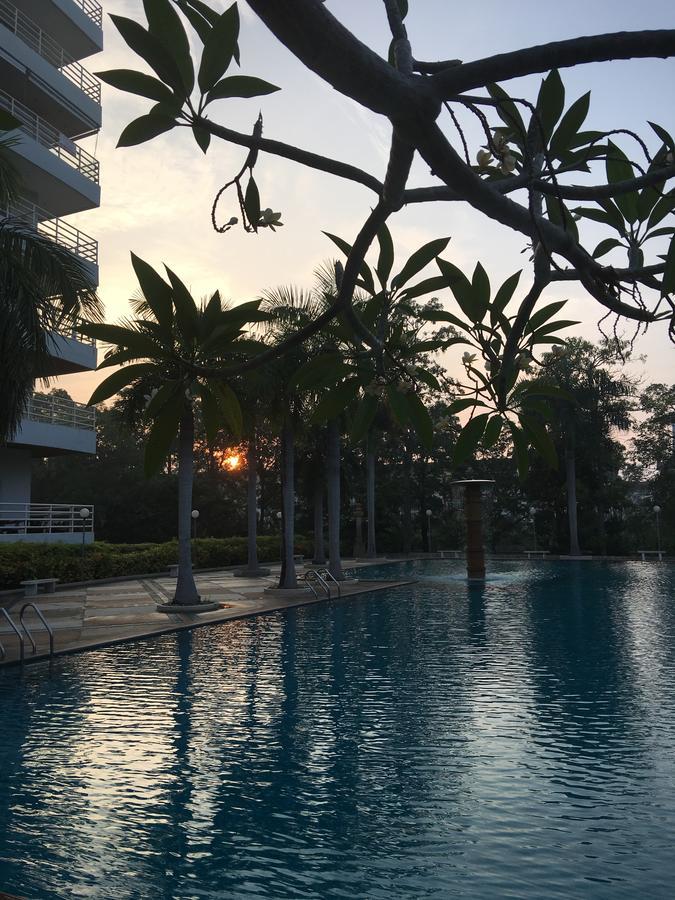View Talay 5D Golf Apartment Pattaya Exterior photo